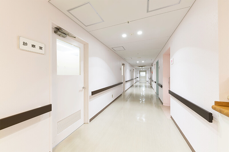 負担の少ない通院のために広くフラットな診療空間